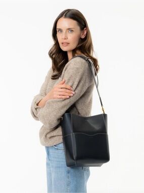 AALLYN JORDAN BUCKET BAG, black/ gold NWOT